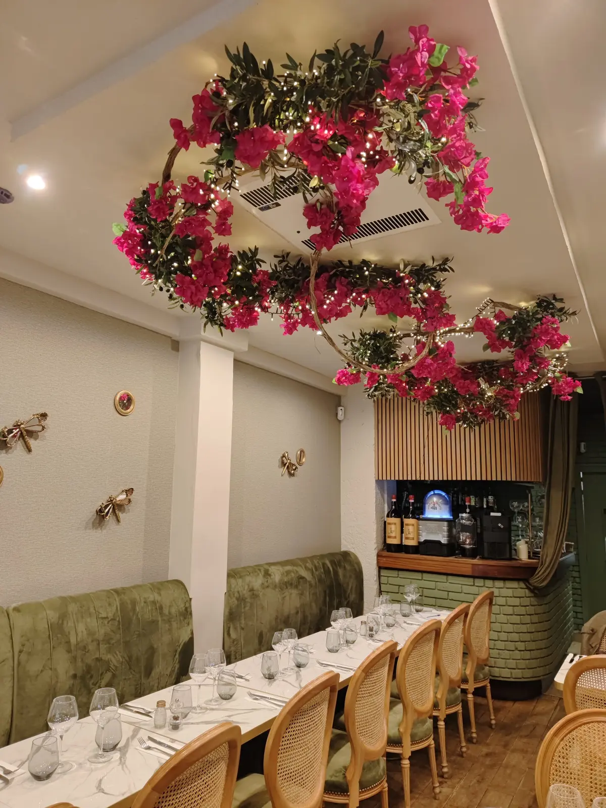 Décoration tendance restaurant : conseils pour une ambiance végétale - L'Atelier Auri·Gami - Paysagiste et Fleuriste à Paris