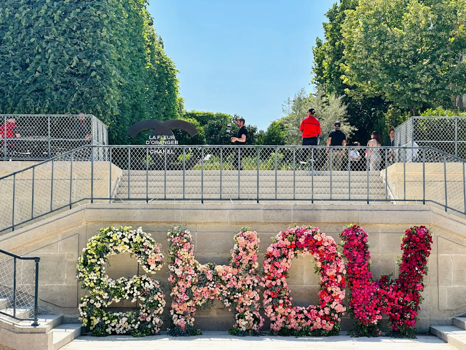 Lettrage floral monumental composé de roses, jardin des Tuileries