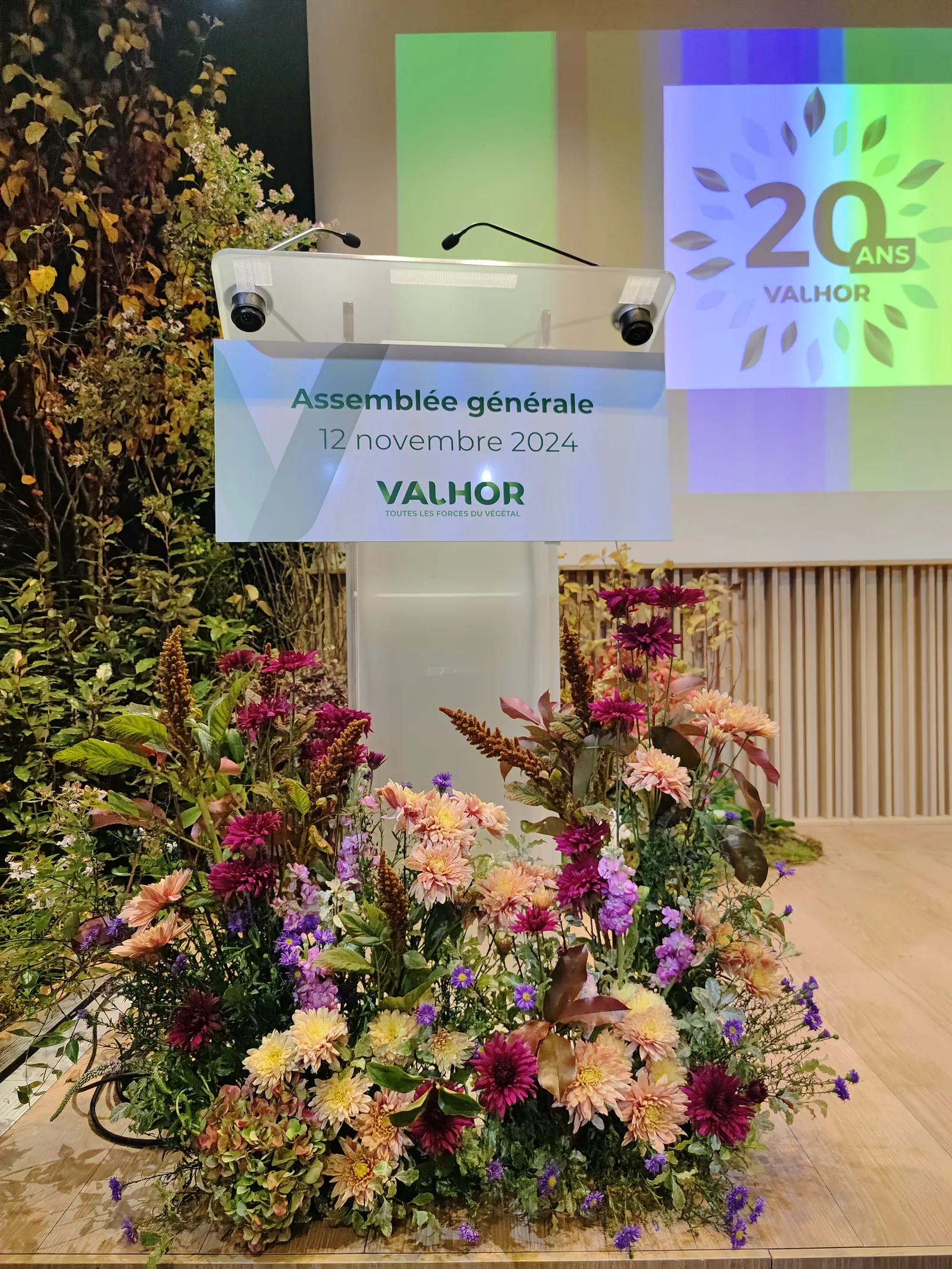 Pupitre fleuri pour l’assemblée générale Valhor