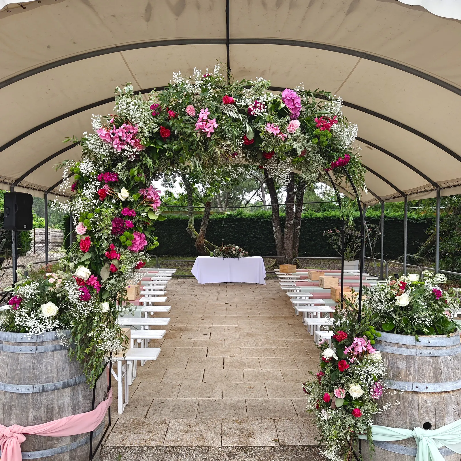Mariage J&G — arche florale