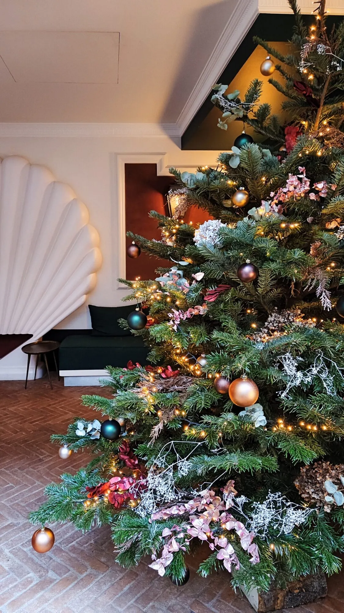 Décor de Noël traditionnel dans un hôtel