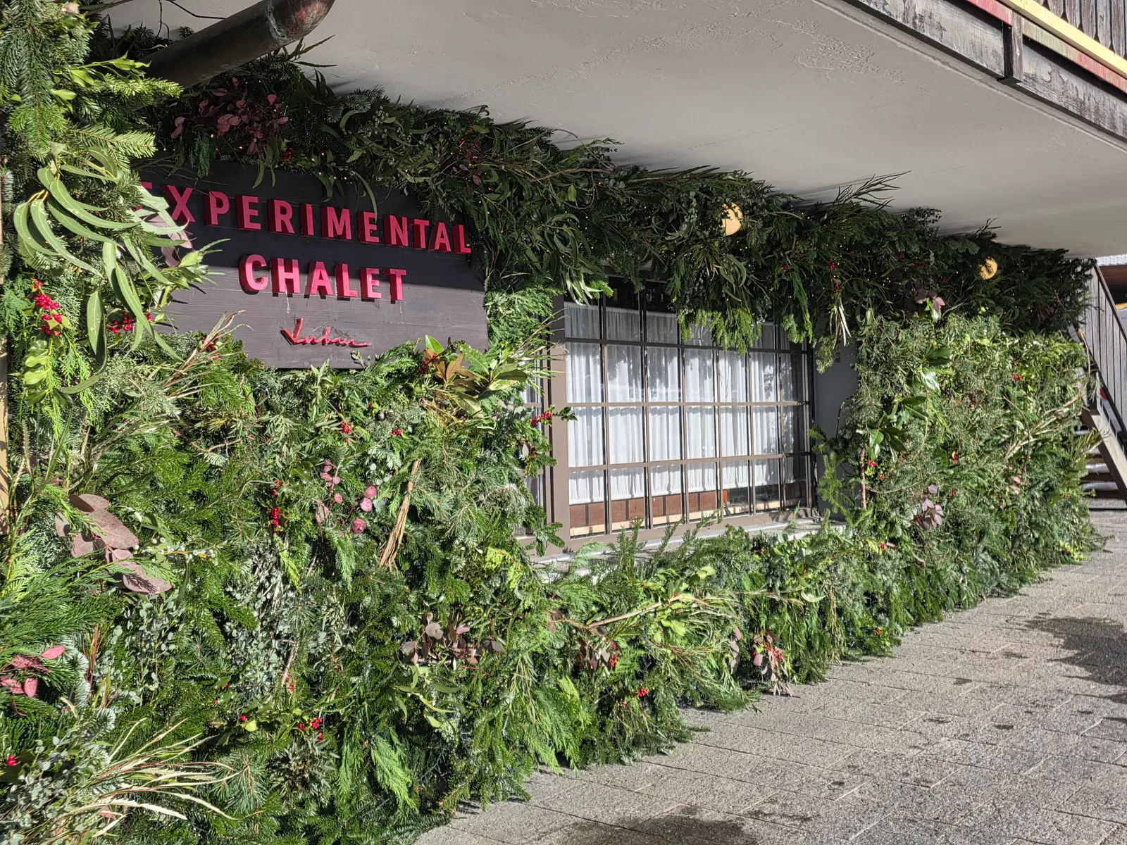 Experimental Chalet — façade habillée pour Noël